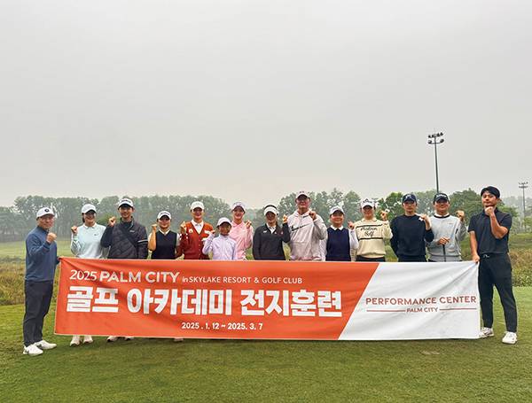안홍기 대표와 베트남 하노이에서 2025년 전지훈련 중인 
팜시티 골프 아카데미 선수들.