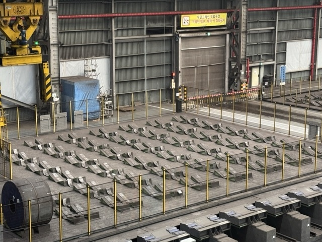 현대제철 노조의 쟁위행위로 당진제철소 냉연공장 가동이 중단되는 등 생산에 차질을 빚고 있다. 공정을 마친 냉연강판을 세워두는 적치 장소가 받침대만 남은 채 텅 비어 있다. [사진 = 현대제철]