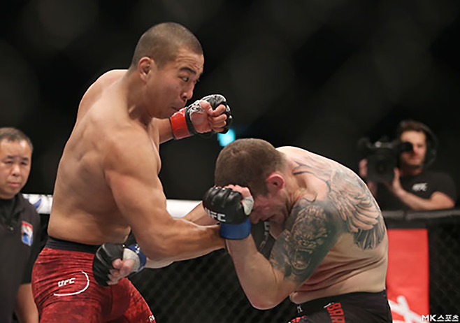 박준용(왼쪽)이 2019년 12월 대한민국 부산사직체육관 1만651명 앞에서 UFC on ESPN+ 23 미들급 경기를 뛰고 있다. 사진=김영구 기자