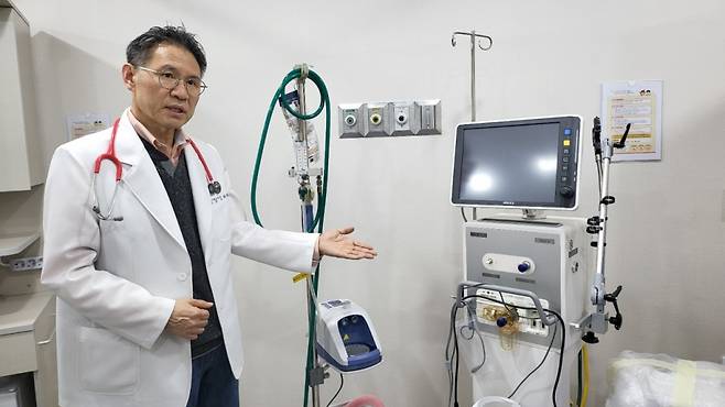 지난 12일 의정부튼튼어린이병원에서 만난 최용재 원장(대한소아청소년병원협회 회장)이 4월 중순부터 운영 예정인 소아중환자실에 대해 설명하고 있다./사진=박정렬 기자