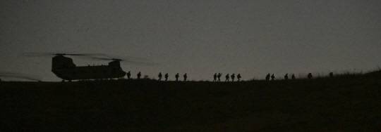 지난 13일 야간 특수타격 FTX 간 특수임무대원들이 탑승한 치누크 헬기(CH-47)가 목표지역을 향해 공중기동하고 있다. 육군 제공