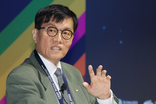 이창용 한국은행 총재가 14일 서울 서대문구 연세대 백주년기념관에서 열린 ‘제7회 글로벌지속가능발전포럼(GEEF) 2025’에서 토론을 하고 있다.   연합뉴스