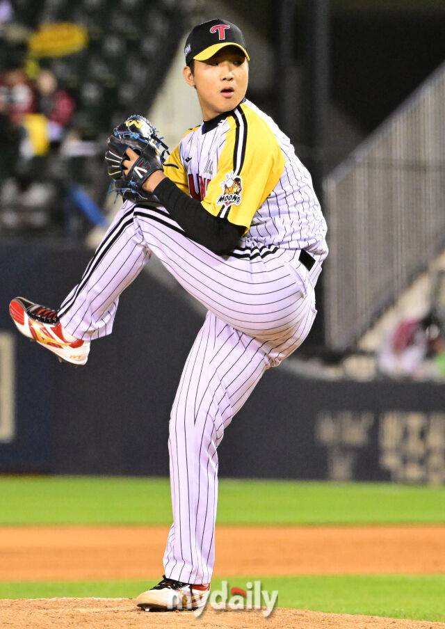 2024년 5월 14일 서울 잠실야구장에서 진행된 '2024 신한 SOL 뱅크 KBO 리그' 키움-LG의 경기. LG 우강훈이 구원 등판해 역투를 펼치고 있다./마이데일리
