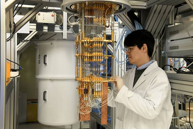 KRISS 연구자가 20큐비트급 초전도 양자컴퓨팅 시스템을 점검하고 있다.[KRISS 제공]