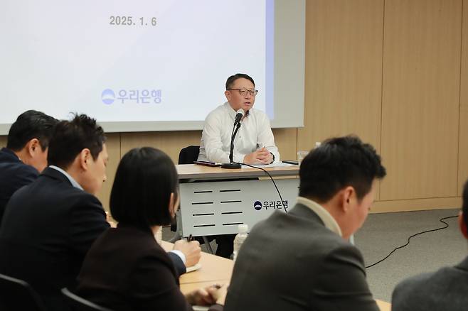 우리은행이 다음 주부터 스마트 시재관리기를 점진적으로 도입한다. 내부통제 강화를 위해서는 직원들의 불필요한 업무를 줄여야 한다는 정진완 우리은행장의 생각이 반영된 조치다. 정진완 우리은행장이 올해 1월 본부부서장과의 간담회에서 발언하고 있는 모습