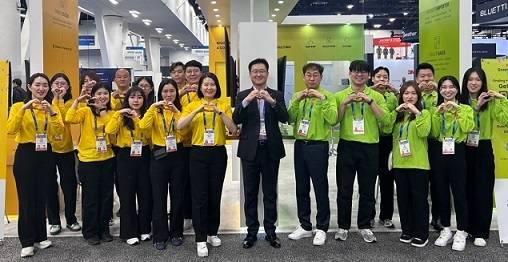 지난 1월 미국 라스베이거스에서 열린 ‘CES 2025’에서 웅진은 WDMS와 WRMS을 글로벌 시장에 선보였다. 이수영 대표(가운데)와 임직원들  [웅진 제공]