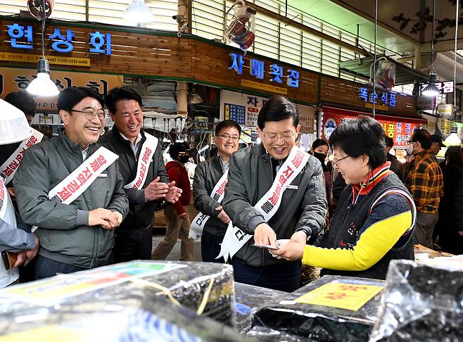 빈대인 BNK금융지주 회장을 비롯해 BNK금융그룹 경영진들이 창립 14주년을 맞아 부산진구 부전시장에서 ‘새로운 봄, 다시 뛰는 지역경제’ 행사를 진행했다. [BNK금융그룹]