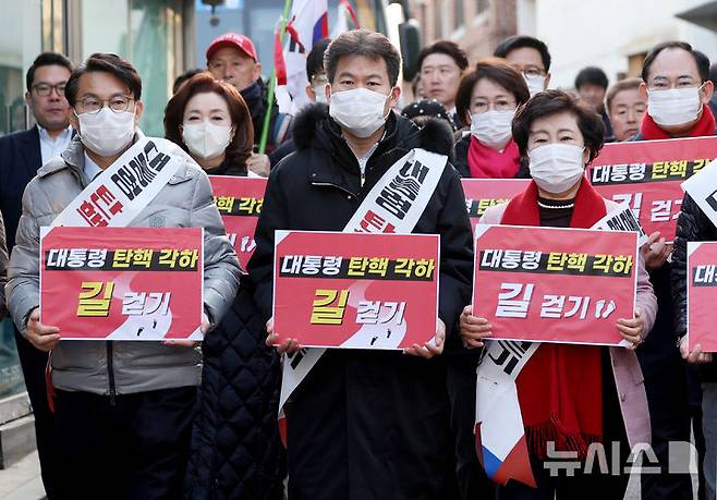 [서울=뉴시스] 김진아 기자 = 국민의힘 윤상현 의원을 비롯한 기독인회 의원들과 한국사 강사 전한길 씨가 14일 서울 종로구 헌법재판소 앞에서 '탄핵 각하 길' 걷기 기자회견을 마친 뒤 헌재 주변을 걷고 있다. 2025.03.14. bluesoda@newsis.com
