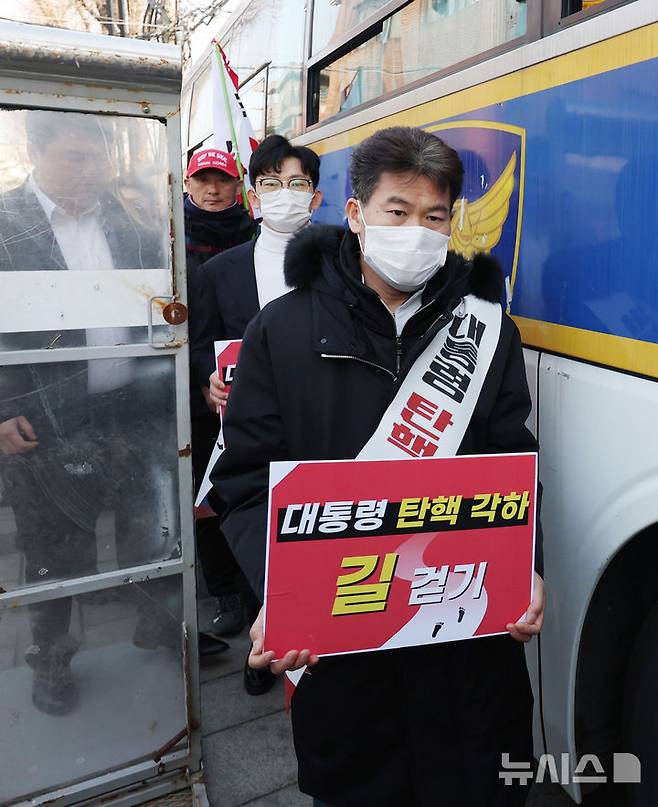 [서울=뉴시스] 김진아 기자 = 한국사 강사 전한길 씨가 국민의힘 기독인회 의원들과 14일 서울 종로구 헌법재판소 앞에서 '탄핵 각하 길' 걷기 기자회견을 마친 뒤 헌재 주변을 걷고 있다. 2025.03.14. bluesoda@newsis.com