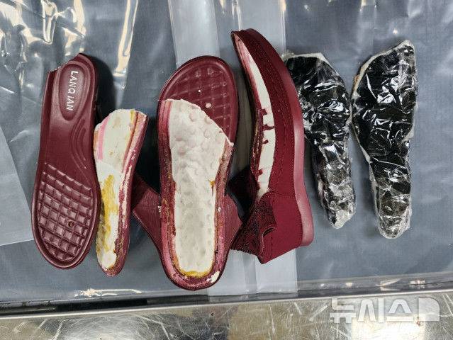 [제주=뉴시스] 제주세관 등이 지난달 23일 제주국제공항에서 외국인 마약 밀수 사범을 적발하고 신발 깔창에 숨긴 필로폰을 적발하고 있다. (사진=제주지방검찰청 제공) 2025.03.14. photo@newsis.com