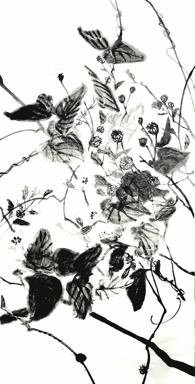 서정연, Waltz of the Flowers, 한지에 먹, 134× 64cm, 2023. 서 작가 제공