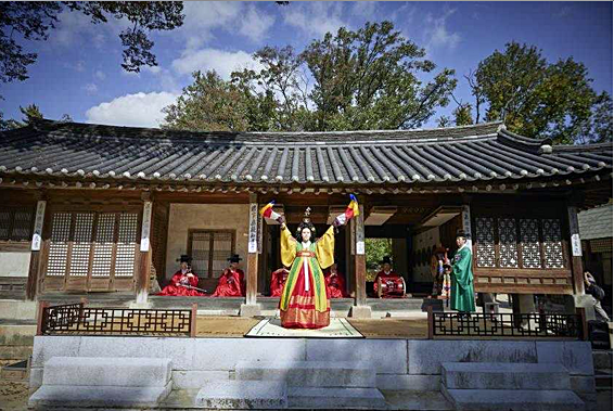 창덕궁 연경당에서 춘앵전을 공연하는 모습. 국가유산청