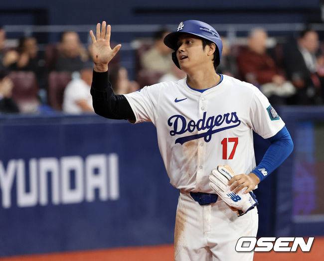 [OSEN=고척돔, 이대선 기자] 21일 오후 서울 고척스카이돔에서&nbsp;‘MLB 월드투어 서울 시리즈’&nbsp;LA 다저스와 샌디에이고 파드리스의 경기가 열렸다.1회 다저스 오타니가 스미스의 우중간 적시 2루타에 득점하며 동료선수들과 하이파이브를 하고 있다. 2024.03.21 /sunday@osen.co.kr