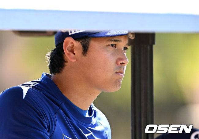 [OSEN=애리조나(미국), 이대선 기자] 26일(한국시간) 미국 애리조나주 글렌데일 캐멀백 랜치에서 2025 메이저리그 시범경기 LA 다저스와 시애틀 매리너스의 경기가 열렸다.김혜성은 다저스와 최대 3+2년 2200만 달러(약 320억원) 계약에 합의하며 메이저리그 진출에 성공했다.LA 다저스 오타니 쇼헤이가 사사키 로키의 라이브 피칭을 보고 있다. 2025.02.26 / sunday@osen.co.kr