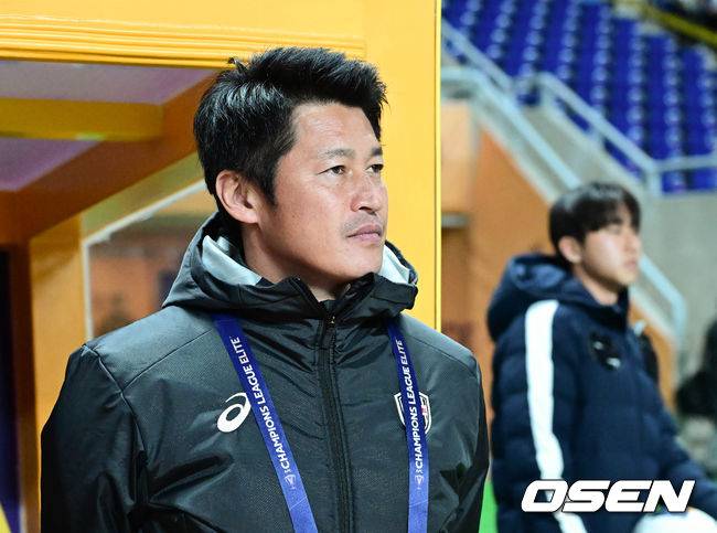 [OSEN=광주, 김성락 기자] 12일 오후 광주월드컵경기장에서 2024-25 아시아축구연맹(AFC) 챔피언스리그 엘리트(ACLE) 16강 2차전 광주 FC와 일본 비셀 고베의 경기가 열렸다. 광주는 지난 5일 고베 원정에서 펼쳐진 16강 1차전에서 0-2로 패배, 2차전에서 3골 차 이상 승리를 거둬야 8걍으로 진출한다. 고베 요시다 타카유키 감독이 그라운드를 주시하고 있다. 2025.03.12 / ksl0919@osen.co.kr