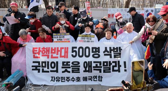 ▲ 3월 13일 서울 종로구 헌법재판소 앞에서 윤석열 대통령 탄핵을 반대하는 자유민주수호 애국연합 회원들이 삭발식을 하고 있다. ⓒ연합뉴스