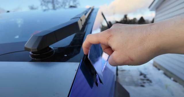 테슬라 구매자 리드 토마스코가 자신의 유튜브에 게시한 영상. 사이버트럭 켄트레일 트림이 쉽게 분리됨을 알 수 있다.