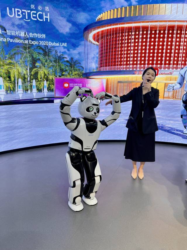 유비테크 관계자가 휴머노이드 로봇 ‘유유’를 소개하자 로봇이 하트를 그려보이고 있다. 유비테크는 선전 대표기업인 텐센트의 투자를 받아 안정적인 기술 개발을 통한 성장이 가능했다. 김광수특파원