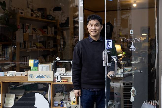 서울 공릉동 동네책방 지구불시착을 운영하는 김택수씨. ⓒ시사IN 박미소