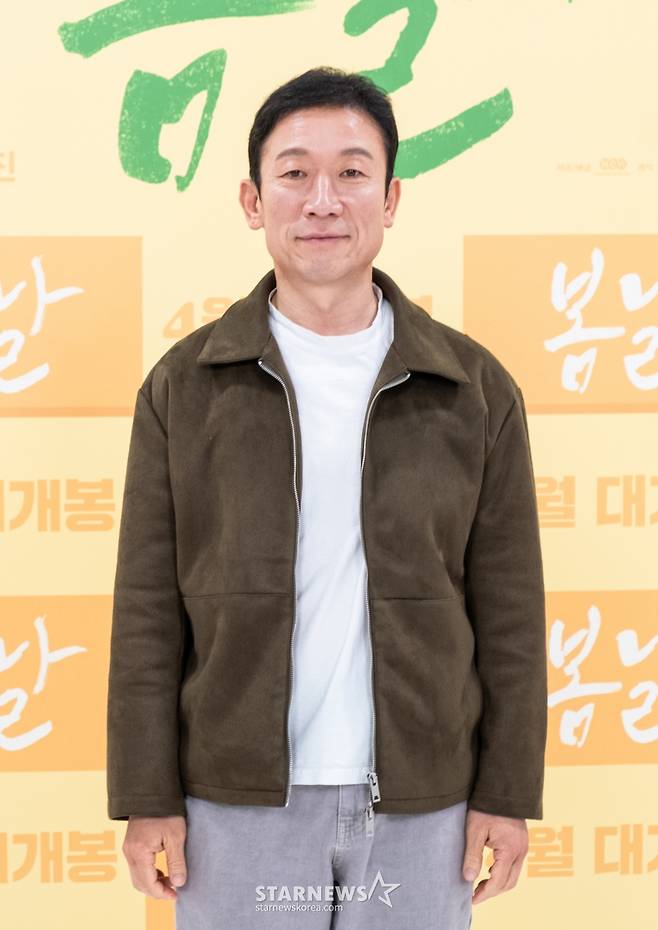 배우 정석용이 30일 오전 온라인 생중계로 진행된 영화 '봄날' 제작보고회에 참석해 포즈를 취하고 있다.  한때 잘나갔지만 현재는 집안의 애물단지인 철부지 형님 호성이 아는 인맥 모두 끌어 모은 아버지의 장례식장에서 부조금으로 한탕 크게 벌이려다 수습불가 사건에 휘말리는 이야기를 다룬 영화 '봄날'은 내달 개봉예정이다. /사진제공=콘텐츠판다 2022.03.30
