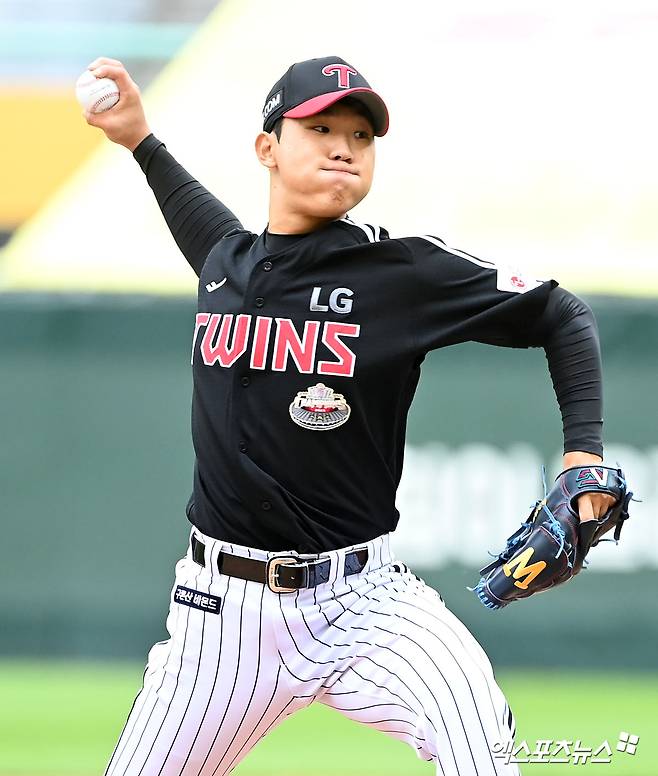 21일 오후 인천SSG랜더스필드에서 열린 '2024 신한 SOL Bank KBO리그' LG 트윈스와 SSG 랜더스의 더블헤더 1차전 경기, 6회말 LG 우강훈이 공을 힘차게 던지고 있다. 엑스포츠뉴스 DB