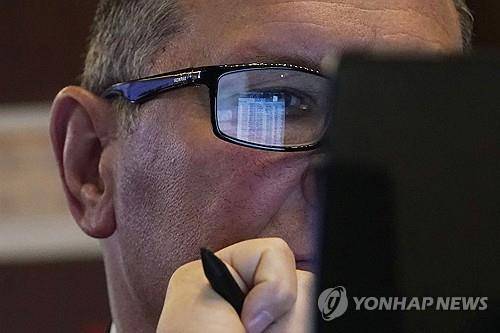 뉴욕 증권거래소의 트레이더 [AP 연합뉴스 자료사진]
