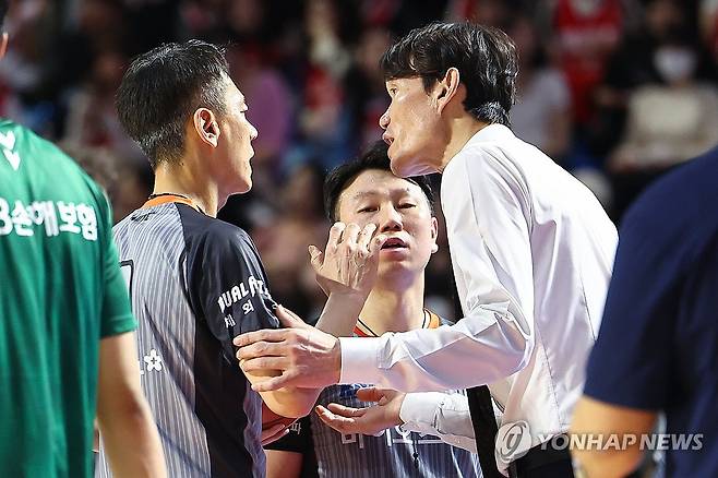 심판 판정에 항의하는 김주성 감독 (서울=연합뉴스) 서대연 기자 = 14일 서울 잠실학생체육관에서 열린 2024-2025 KCC 프로농구 정규리그 서울 SK 나이츠와 원주 DB 프로미의 경기. DB 김주성 감독이 심판에게 항의하고 있다. 2025.3.14 dwise@yna.co.kr