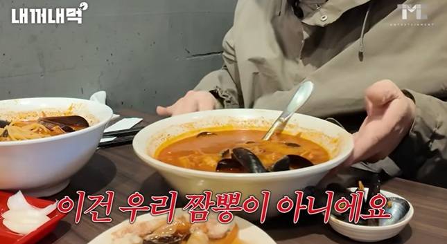 백종원 더본코리아 대표가 홍콩반점 매장에 방문해 짬뽕을 먹고 있다./사진=백종원 유튜브 캡처