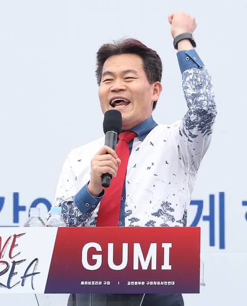 전한길 한국사 강사가 15일 경북 구미시 구미역 앞에서 열린 세이브코리아 주최 윤석열 대통령 탄핵 반대 집회인 국가비상기도회에서 발언하고 있다(사진=연합뉴스)