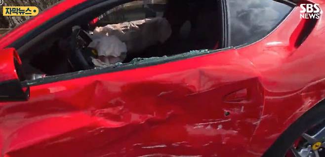 가해 페라리 측면이 크게 찌그러졌고 에어백도 터졌다. (사진=SBS 뉴스 캡처)