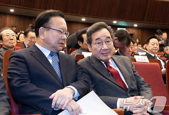 김부겸(왼쪽), 이낙연 전 국무총리가 6일 오후 서울 여의도 국회 도서관 강당에서 열린 분권형 권력구조 개헌 대토론회에서 만나 대화를 하고 있다. 2025.3.6/뉴스1 ⓒ News1 이재명 기자