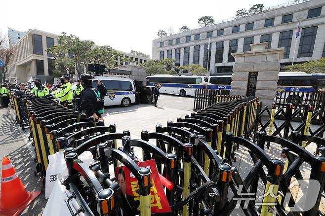 14일 서울 종로구 헌법재판소 정문을 경찰이 바리케이트를 설치하고 통제하고 있다. 2025.3.14/뉴스1 ⓒ News1 박세연 기자