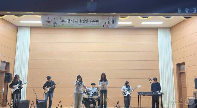 '후배맞이 버스킹'에서 학생드이 노래실력을 선보이고 있다. (전남도교육청 제공, 재판매 및 DB 금지)