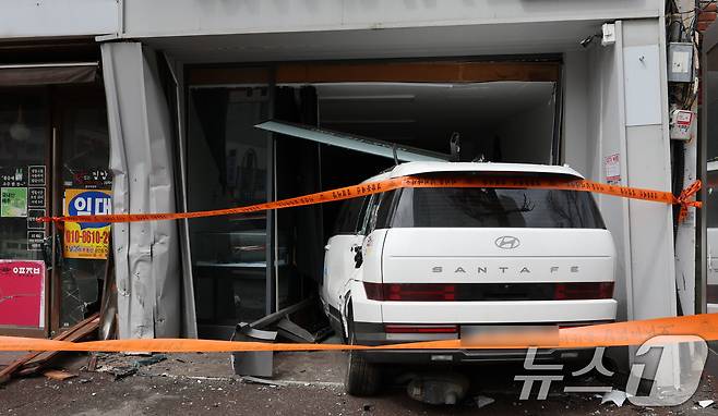 15일 오전 광주 동구 대인동의 한 액세서리 가게에 차량이 돌진해 4명이 부상을 입어 사고 현장이 통제되고 있다. 2025.3.15/뉴스1 ⓒ News1 박지현 기자