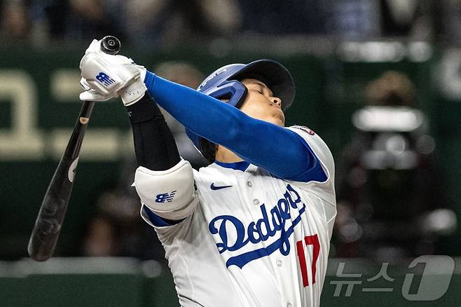 오타니 쇼헤이(LA 다저스)가 15일 일본 도쿄돔에서 열린 도쿄 시리즈 요미우리 자이언츠와의 평가전에서 힘차게 스윙을 하고 있다. ⓒ AFP=뉴스1