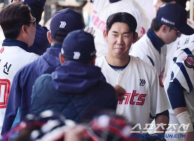 선배들의 축하에 미소 짓고 있는 루키 투수 박세현. 부산=송정헌 기자songs@sportschosun.com/2025.03.14/