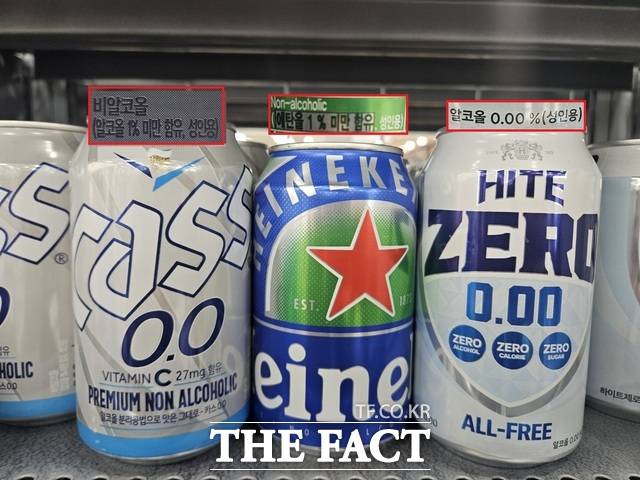 알코올 성분이 1% 미만으로 포함된 맥주는 '비알코올', 알코올 성분이 전혀 포함되지 않은 맥주는 '무알코올'로 분류되며 제품 패키지에 적힌 성분 설명에서 확인할 수 있다. 사진은 비알코올 맥주 '카스 0.0'(왼쪽부터), '하이네켄 논알콜릭', 무알코올 맥주 '하이트 0.00' /우지수 기자