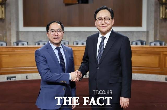 정인교 산업통상자원부 통상교섭본부장(오른쪽)이 13일(현지시간) 미국 워싱턴 D.C. 의회회관에서 앤드류 킴 상원의원과 면담에 앞서 기념 촬영을 하고 있다. /산업통상자원부