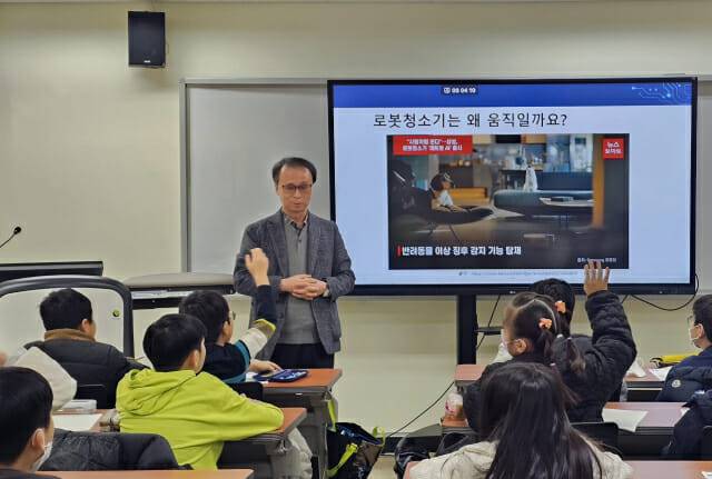 지난 8일 김용석 가천대 반도체대학 석좌교수가 학생들을 대상으로 반도체 수업을 진행하는 모습(사진=장경윤 기자)