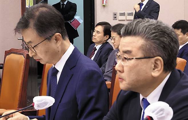 최재해(왼쪽) 감사원장이 2023년 10월 국회 법제사법위원회 국정감사에 출석해 자료를 살피고 있다. 뒷줄 왼쪽이 최 원장이 탄핵소추된 뒤 감사원장 직무대행을 맡았던 조은석 감사위원이다. /연합뉴스