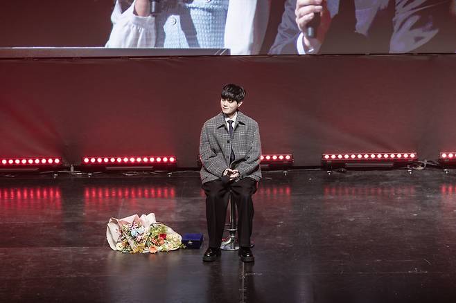 지난해 11월 17일 서울 광진구 예스24 라이브홀에서 열린 송별 행사에서 팬들에게 김혁규 선수가 인사를 하고 있는 모습. /라이엇코리아