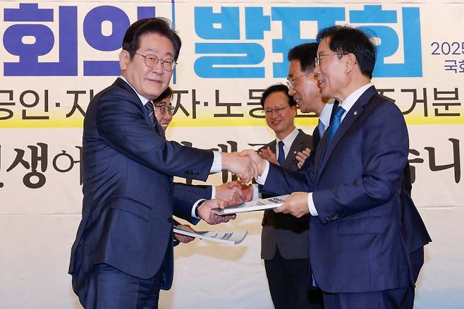 이재명 더불어민주당 대표(왼쪽)가 지난 12일 20대 민생의제 발표회에서 민생의제를 전달받고 있다. 사진=뉴스1