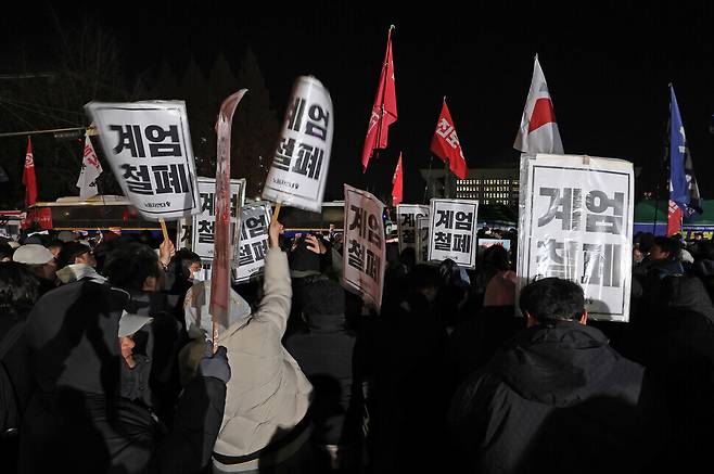 비상계엄이 선포된 직후인 2024년 12월 4일 새벽, 서울 여의도 국회 앞에서 시민들이 계엄해제 등을 요구하고 있다. 이종근 선임기자