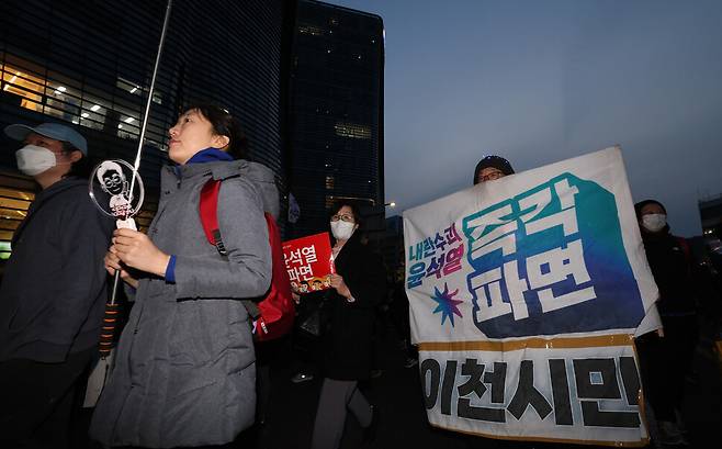‘윤석열즉각퇴진·사회대개혁 비상행동(비상행동)’이 15일 오후 서울 종로구 광화문 동십자각 일대에서 연 ‘100만 시민 총집중의 날’ 집회에서 참가자들이 윤 대통령에 대한 헌재의 즉각 파면을 촉구하며 종로3가 방향으로 행진히고 있다. 김태형 기자 xogud555@hani.co.kr