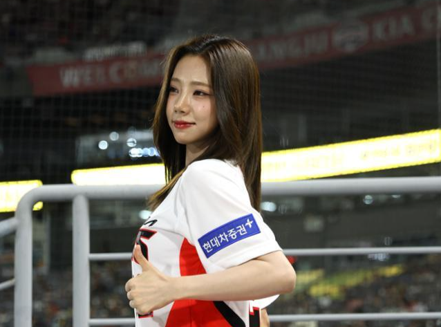 지난해 9월 3일 광주 KIA챔피언스필드에서 열린 KIA-LG 경기에서 우주소녀 여름이 '삐끼삐끼춤'을 추고 있다. KIA 타이거즈 제공