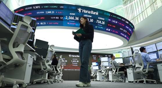 14일 서울 하나은행 본점 딜링룸. 이날 코스피는 전 거래일 대비 7.28포인트 내린 2,566.36로 장을 마쳤다. [연합뉴스]