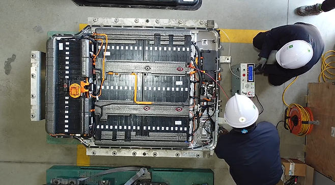 전기차 배터리는 기본 단위인 ‘셀’과 셀들을 이어놓은 ‘모듈’이 모여 한 팩으로 구성된다. ‘모듈’을 더 많이 넣으면 그만큼 ‘셀’을 넣을 공간이 부족해질 수 있다.