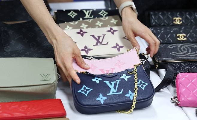 세관에서 적발된 가짜 명품들. 사진=연합뉴스