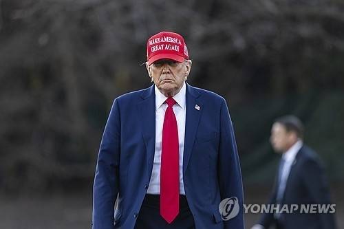 젤렌스키와 만난 뒤 플로리다 자택 이동하는 트럼프. 워싱턴 EPA=연합뉴스