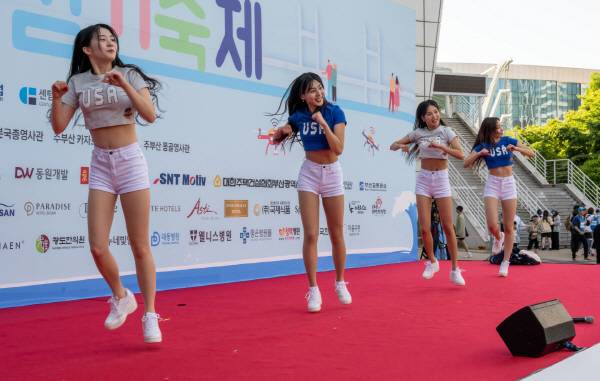 다이아몬드브리지 국제걷기축제 롯데자이언츠 치어단 공연